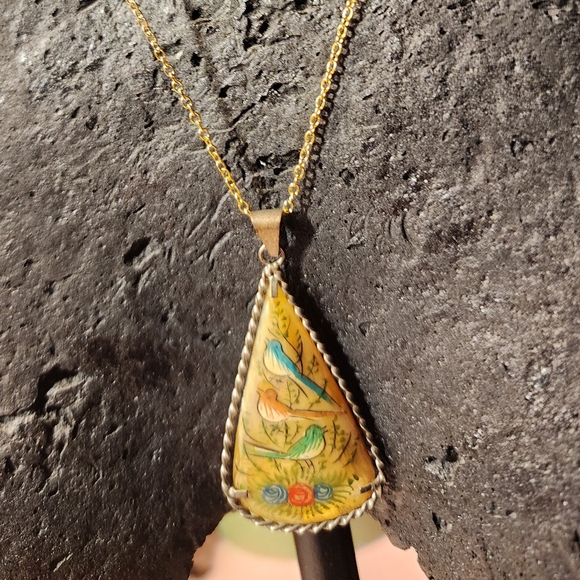 *RARE FIND* Vintage Mother of Pearl Handpainted Pendent-Necklace.